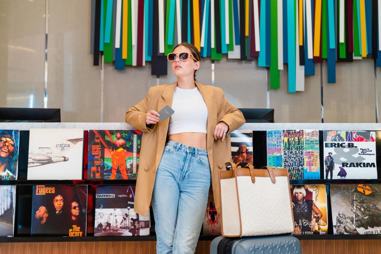 Hyde Hotel 두바이 외부 사진 A woman shopping